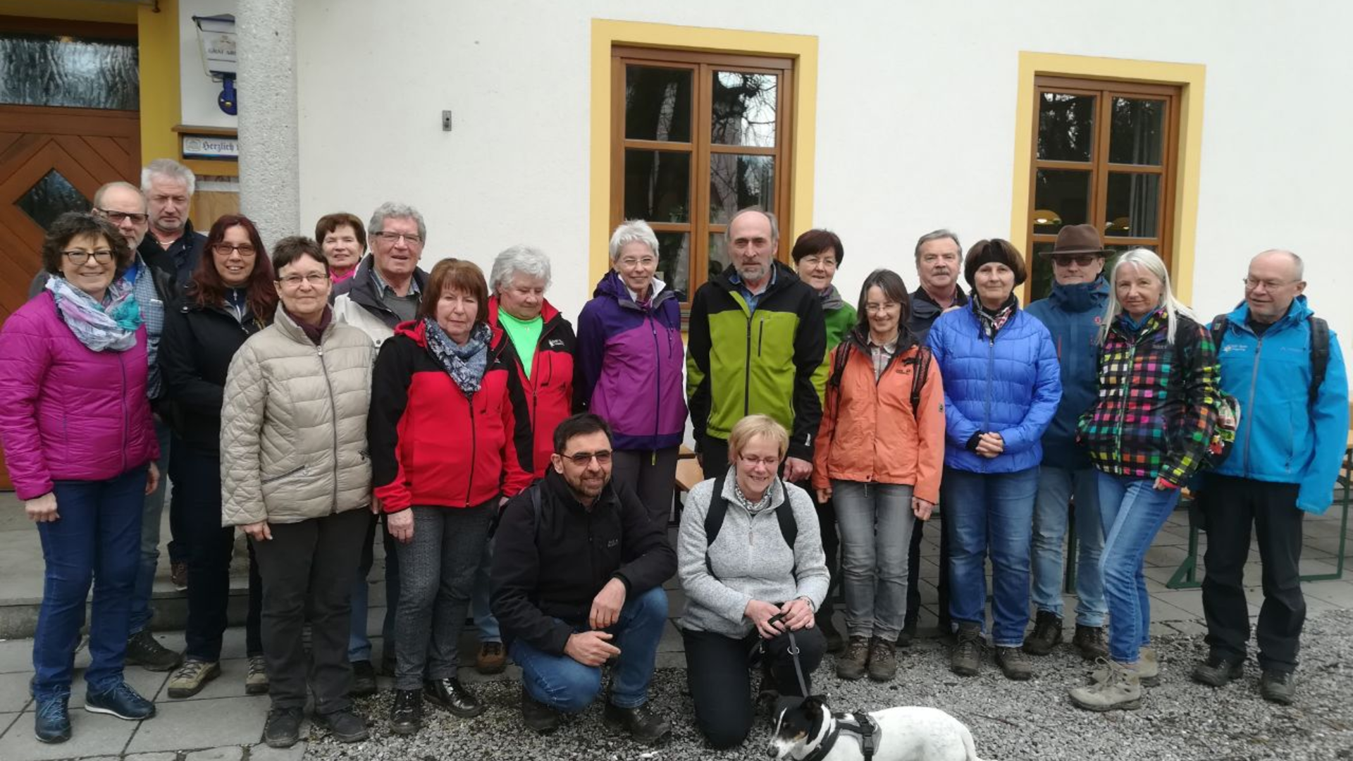 Am Sonntag, den 11. März, unternahm die DAV-Sektion Dingolfing eine Rundwanderung im Heimatlandkreis. Eine Gruppe von 22 Wanderfreunden erkundete den Vorfrühling auf den Bergrücken zwischen Lengthal und Dreifaltigkeitsberg. Der Weg führte von der Kapelle ganz kurz auf der Teerstraße und dann über Wiesen und Felder in westlicher Richtung. Bald tauchte man in den noch hellen Mischwald ein und marschierte, immer auf dem Höhenrücken haltend, meist zwischen altem Baumbestand dem Ziel entgegen. Zwar war der Weg stellenweise feucht und sogar matschig, aber das tat der guten Stimmung keinen Abbruch. Während am Anfang der Orientierungssinn gefragt ist, kommen nach einem Gutteil der Strecke die ersten Wegweiser in Sicht, das letzte Stück ist mit weißen Symbolen in Form der Kirche aber auch eines Maßkrugs gut markiert. Erst ganz zum Schluss tauchen das rosa Gebäude der barocken Dreifaltigkeitskirche und das zugehörige Gasthaus auf. Hier kehrte man nun zum Mittagstisch ein. Der Rückweg führte auf der Südseite des Bergkammes durch Wälder, Wiesen und Felder, in stetem Auf und Ab, zum Ausgangspunkt zurück. Dabei ergaben sich immer wieder schöne Ausblicke auf das Isartal und die Kreisstadt Dingolfing. Am Nachmittag endete die Frühlingstour durch heimatliche Gefilde bei strahlendem Sonnenschein. | © Am Sonntag, den 11. März, unternahm die DAV-Sektion Dingolfing eine Rundwanderung im Heimatlandkreis. Eine Gruppe von 22 Wanderfreunden erkundete den Vorfrühling auf den Bergrücken zwischen Lengthal und Dreifaltigkeitsberg. Der Weg führte von der Kapelle ganz kurz auf der Teerstraße und dann über Wiesen und Felder in westlicher Richtung. Bald tauchte man in den noch hellen Mischwald ein und marschierte, immer auf dem Höhenrücken haltend, meist zwischen altem Baumbestand dem Ziel entgegen. Zwar war der Weg stellenweise feucht und sogar matschig, aber das tat der guten Stimmung keinen Abbruch. Während am Anfang der Orientierungssinn gefragt ist, kommen nach einem Gutteil der Strecke die ersten Wegweiser in Sicht, das letzte Stück ist mit weißen Symbolen in Form der Kirche aber auch eines Maßkrugs gut markiert. Erst ganz zum Schluss tauchen das rosa Gebäude der barocken Dreifaltigkeitskirche und das zugehörige Gasthaus auf. Hier kehrte man nun zum Mittagstisch ein. Der Rückweg führte auf der Südseite des Bergkammes durch Wälder, Wiesen und Felder, in stetem Auf und Ab, zum Ausgangspunkt zurück. Dabei ergaben sich immer wieder schöne Ausblicke auf das Isartal und die Kreisstadt Dingolfing. Am Nachmittag endete die Frühlingstour durch heimatliche Gefilde bei strahlendem Sonnenschein.